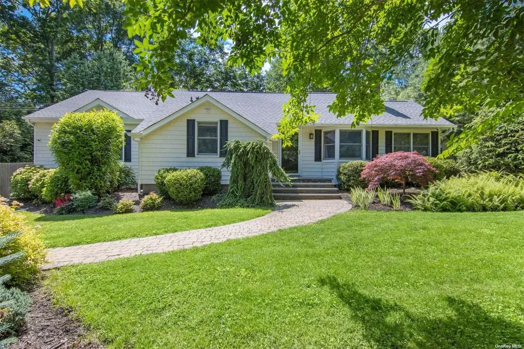 40 Quaker Path Stony Brook NY 11790