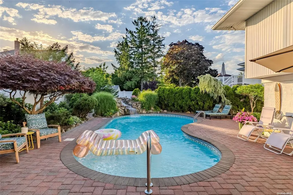 1985 Lowell Lane Merrick NY 11566