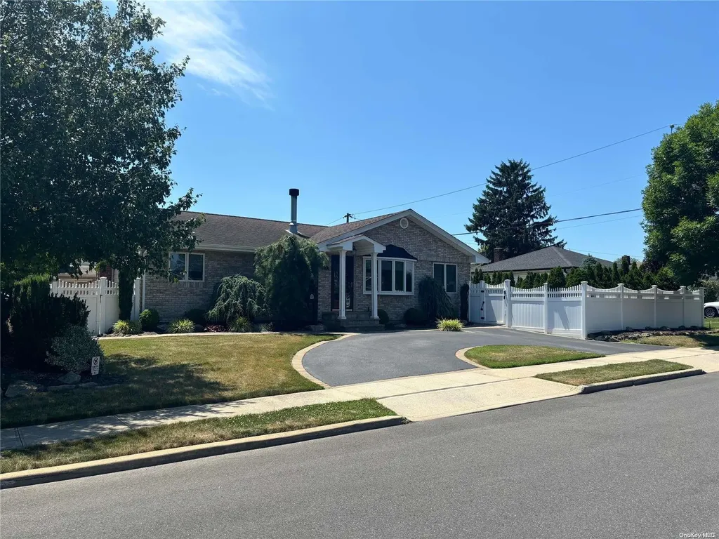 2112 Stirrup Path Seaford NY 11783