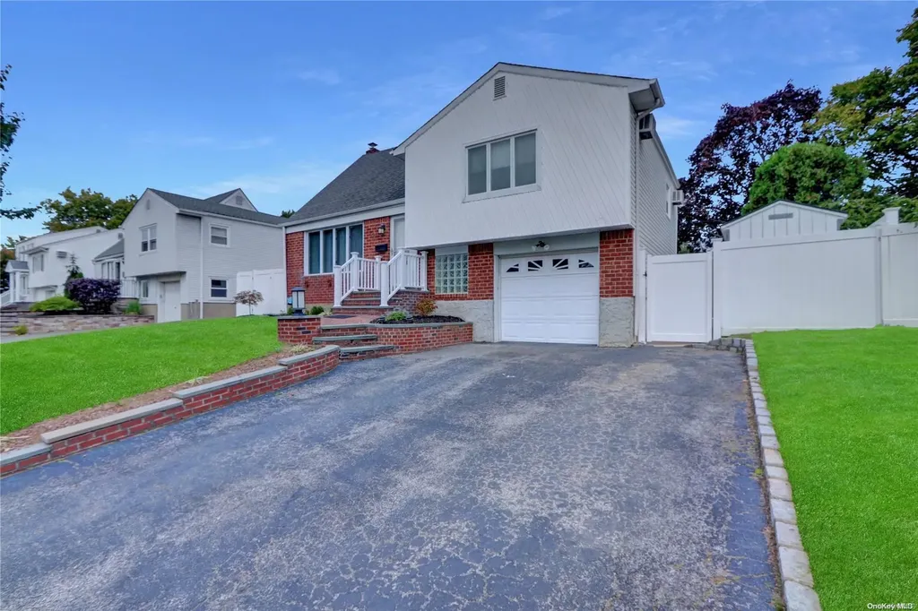 42 Garnet Lane Plainview NY 11803