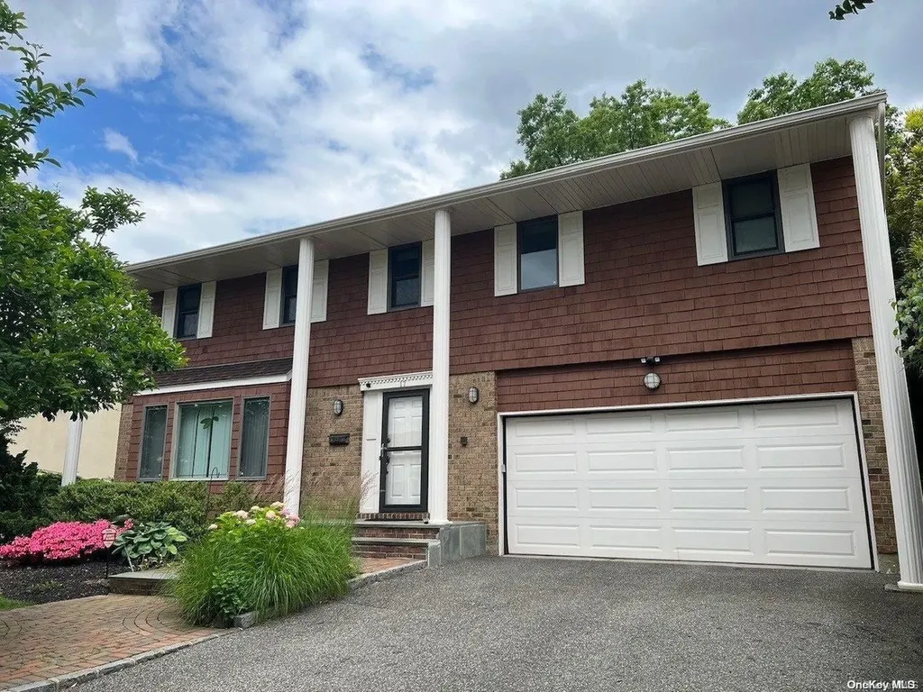 17 Carriage Road Roslyn NY 11576
