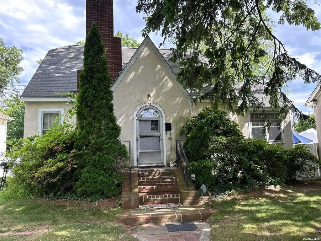 24 Robert Street Babylon NY 11702