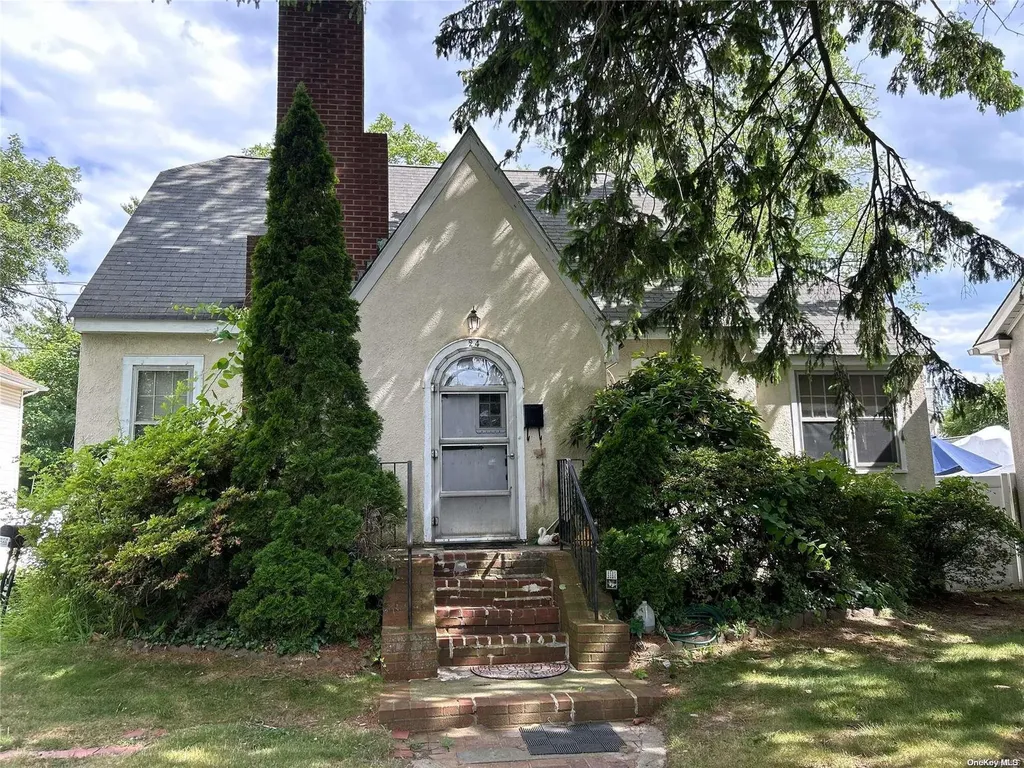 24 Robert Street Babylon NY 11702