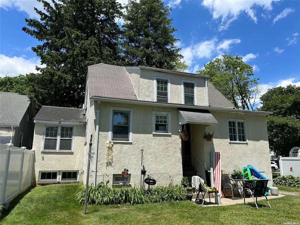 24 Robert Street Babylon NY 11702