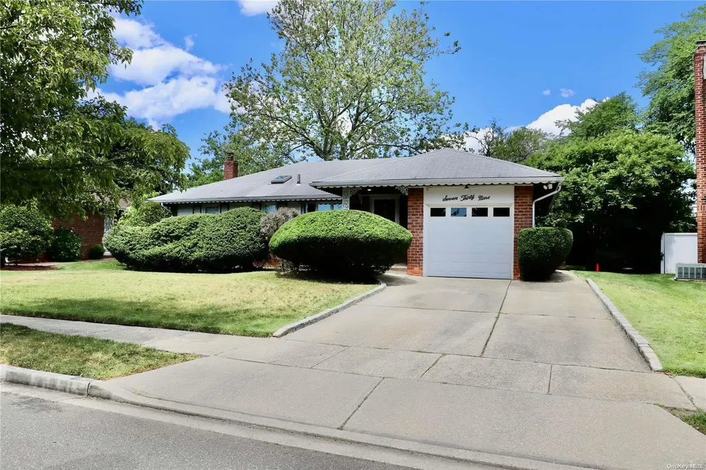 739 Center Drive North Baldwin NY 11510