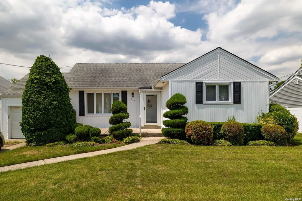 323 Christopher Street Oceanside NY 11572