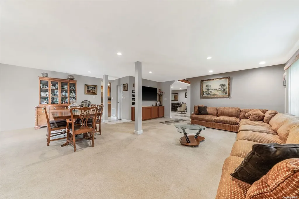 25 Redleaf Lane Commack NY 11725