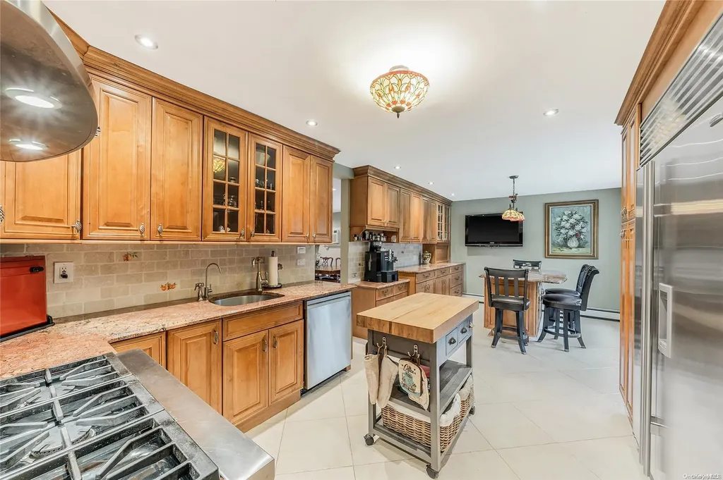 25 Redleaf Lane Commack NY 11725