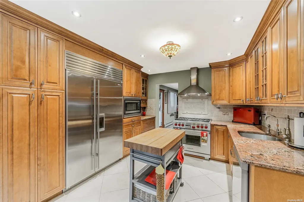 25 Redleaf Lane Commack NY 11725