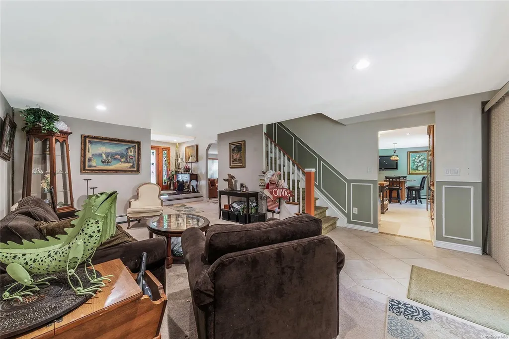 25 Redleaf Lane Commack NY 11725