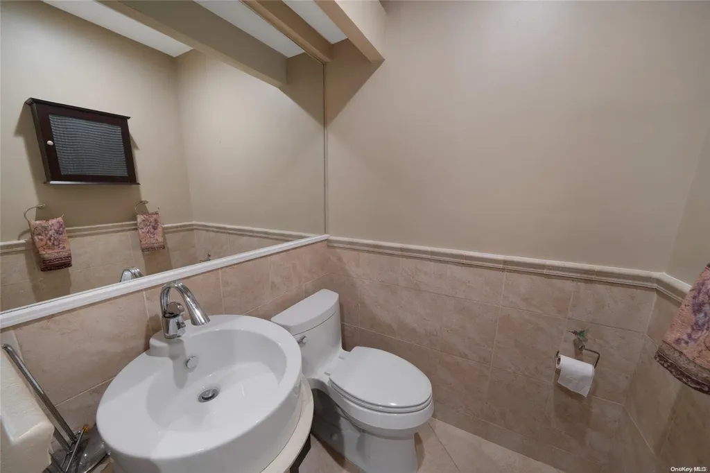 25 Redleaf Lane Commack NY 11725