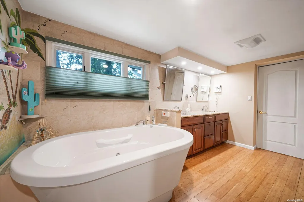 25 Redleaf Lane Commack NY 11725