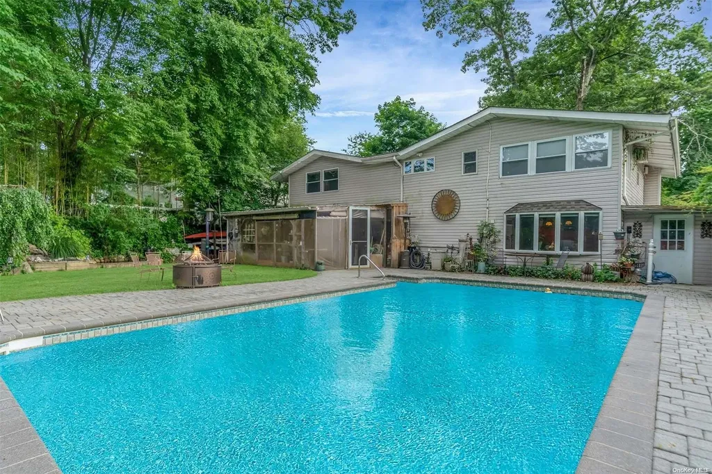 25 Redleaf Lane Commack NY 11725