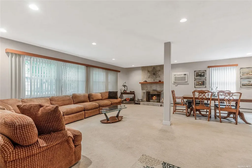 25 Redleaf Lane Commack NY 11725