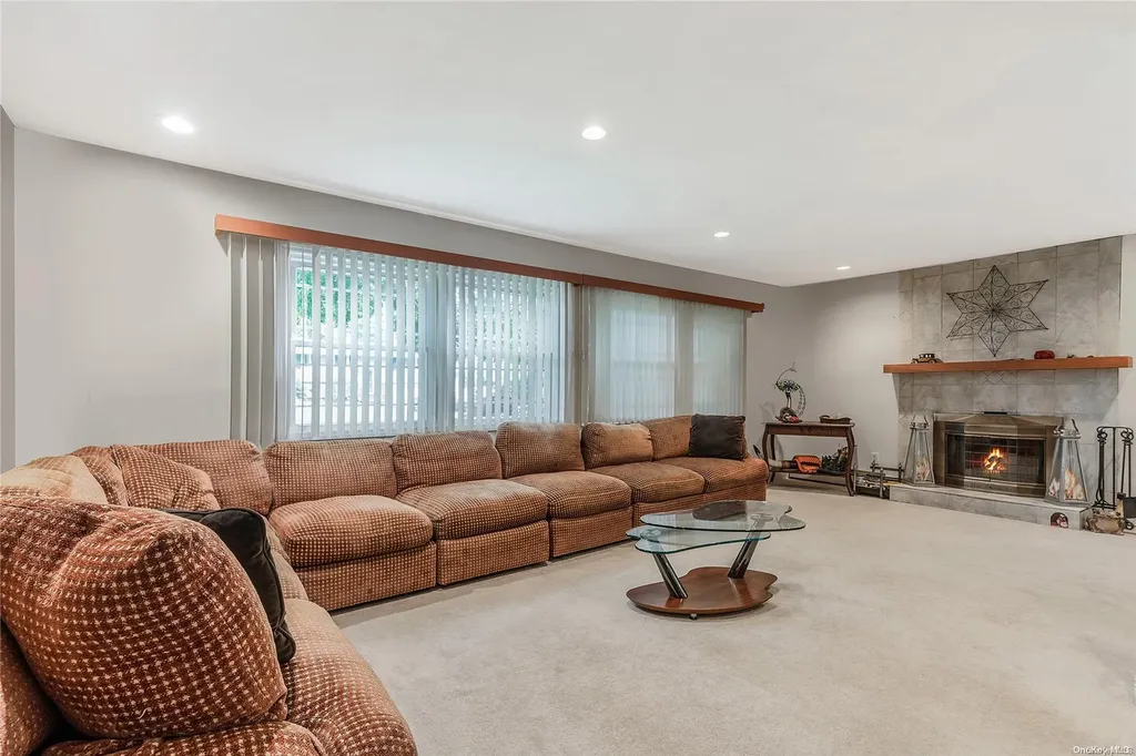 25 Redleaf Lane Commack NY 11725