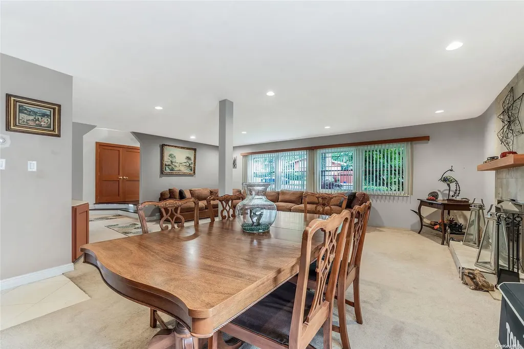 25 Redleaf Lane Commack NY 11725
