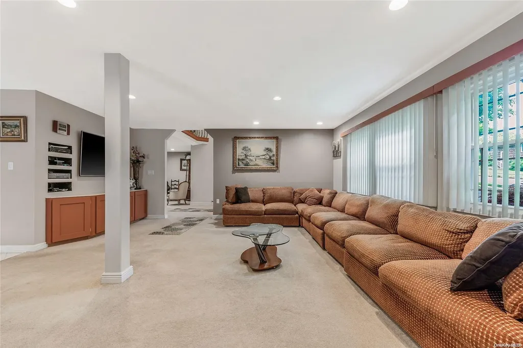 25 Redleaf Lane Commack NY 11725