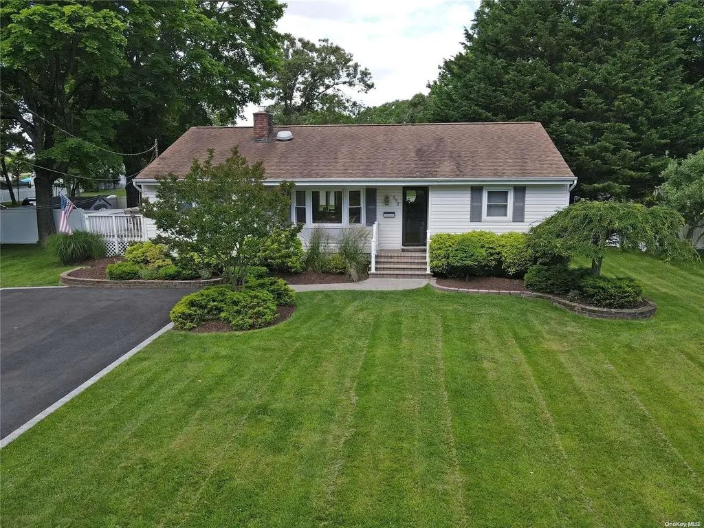 192 Pine Neck Avenue East Patchogue NY 11772