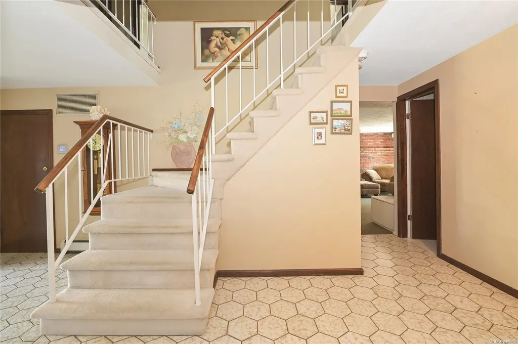 10 Brussel Drive New Hyde Park NY 11040