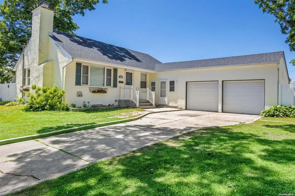 437 Reade Avenue Lindenhurst NY 11757