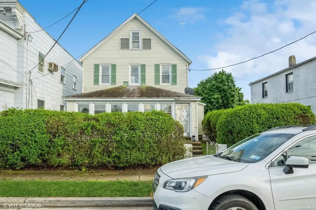 182 Eastern Parkway Farmingdale NY 11735