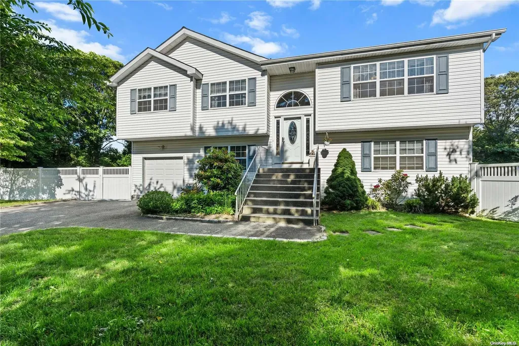 10 Gateway Court Centereach NY 11720