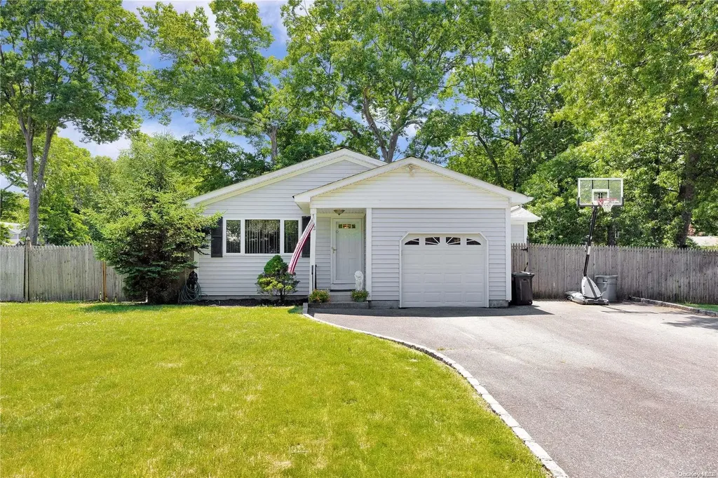2 Loretta Court Centereach NY 11720