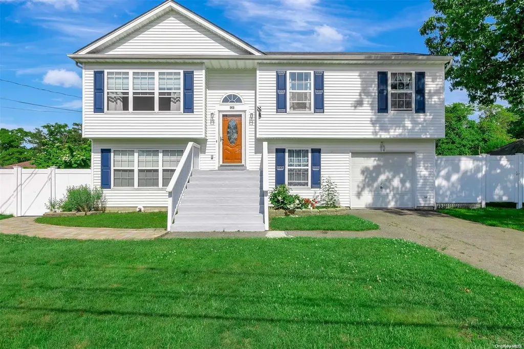 92 Ostend Circle Shirley NY 11967