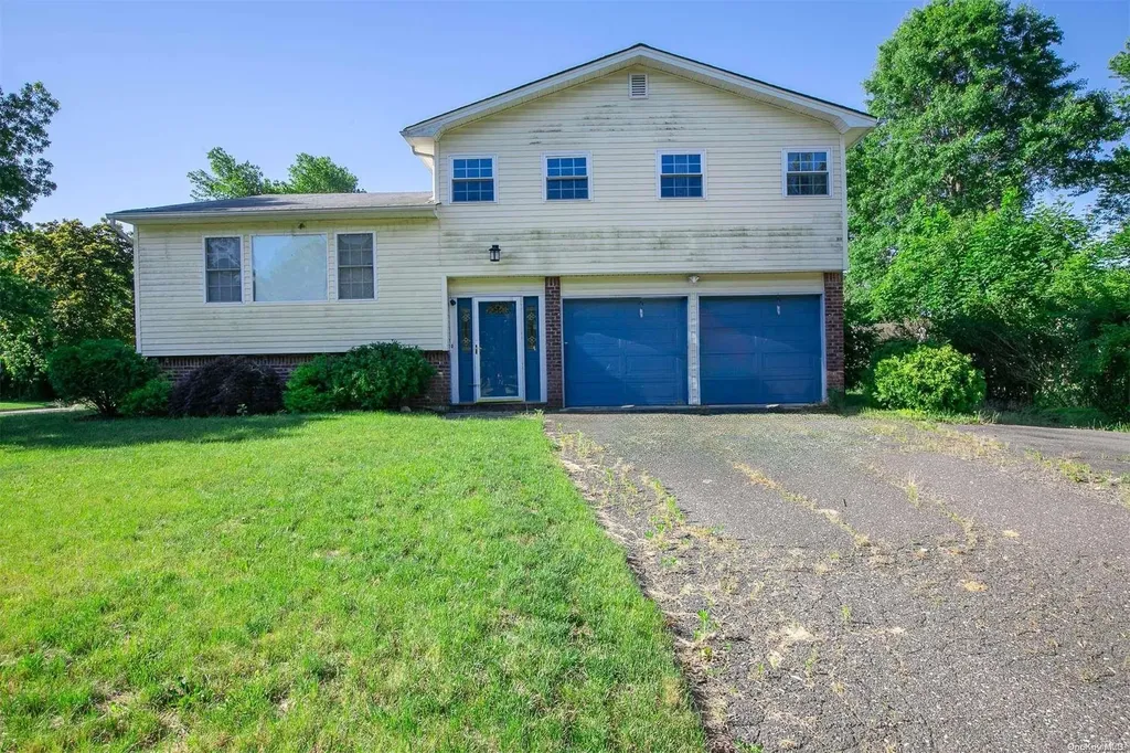 8 Humming Lane Coram NY 11727