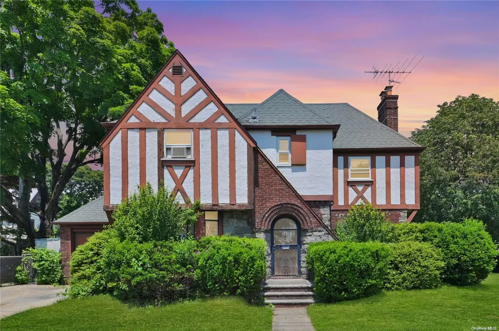 174 E Old Country Road Mineola NY 11501