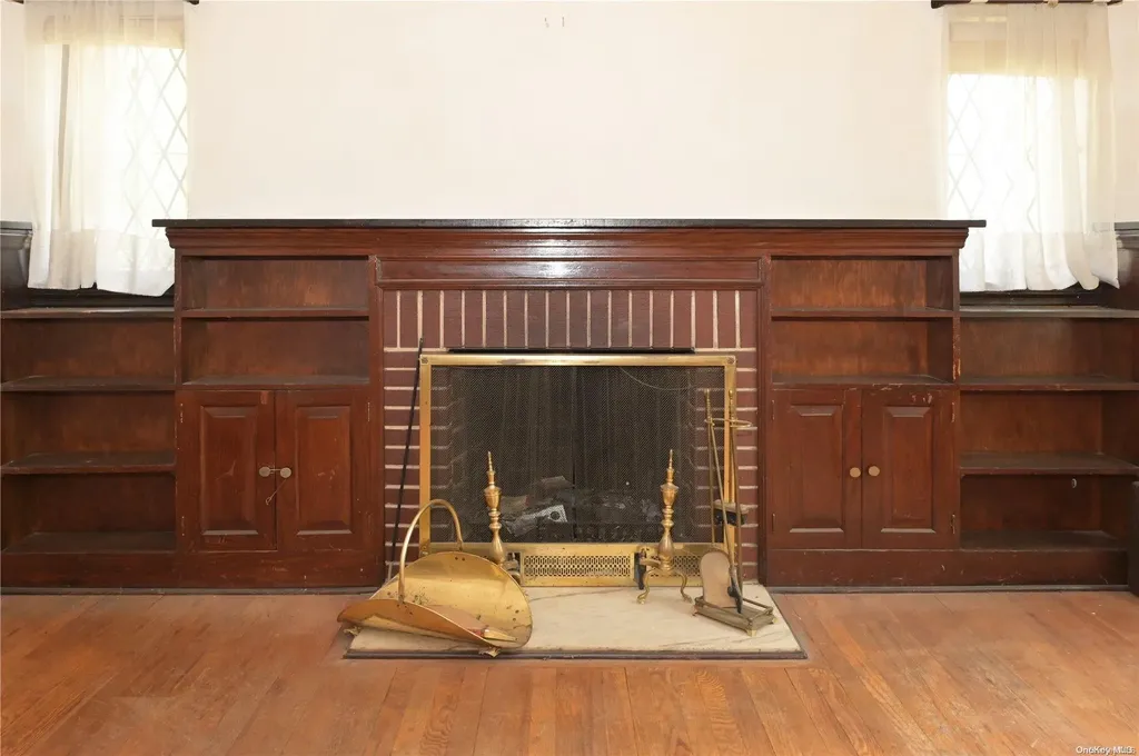 174 E Old Country Road Mineola NY 11501