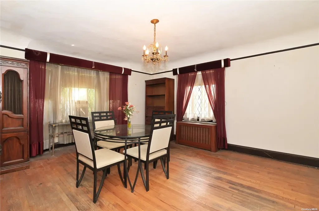 174 E Old Country Road Mineola NY 11501
