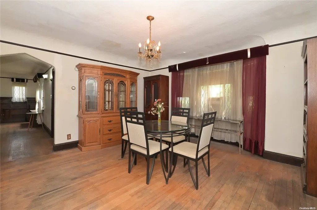 174 E Old Country Road Mineola NY 11501