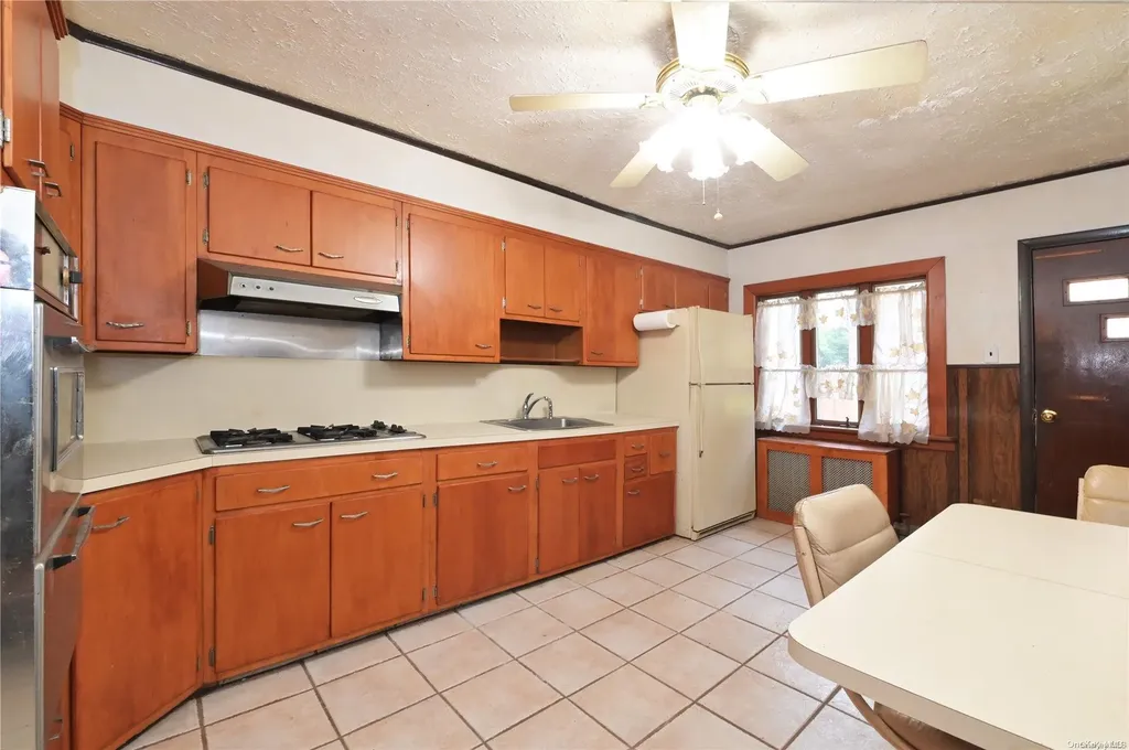 174 E Old Country Road Mineola NY 11501