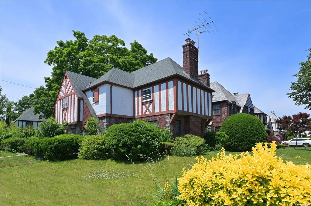 174 E Old Country Road Mineola NY 11501