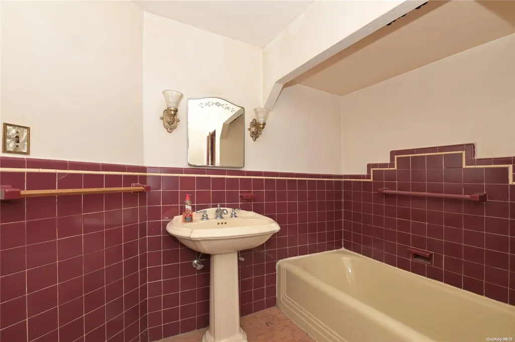 174 E Old Country Road Mineola NY 11501