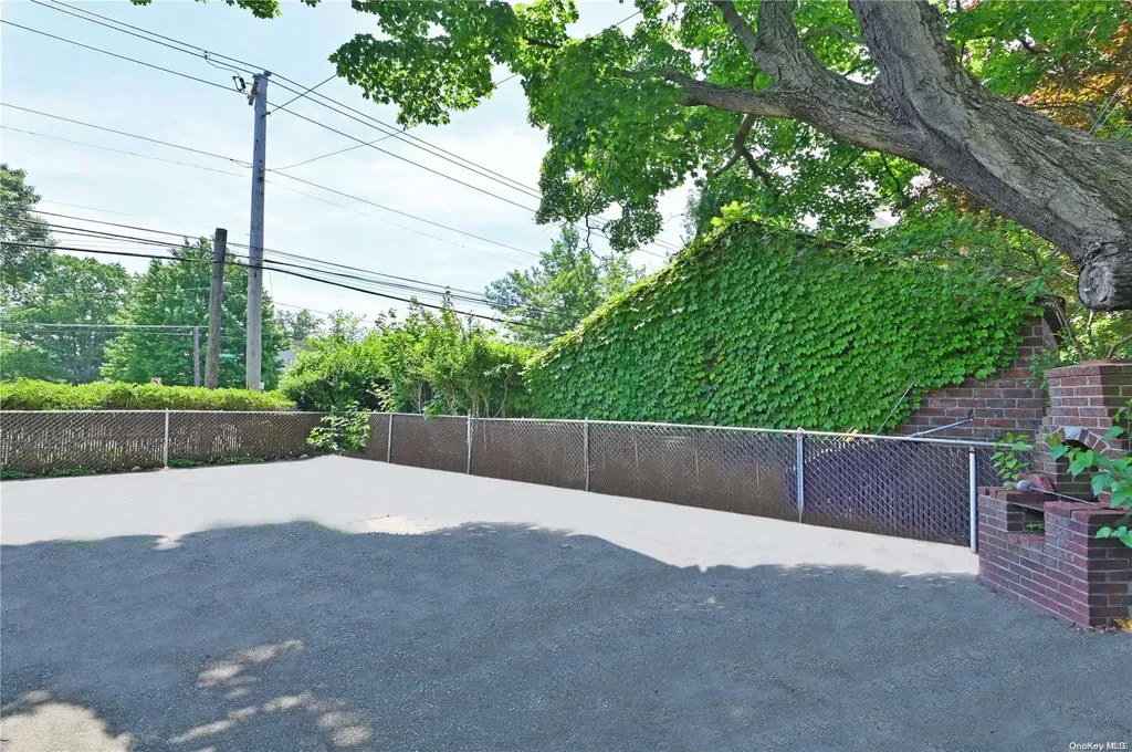 174 E Old Country Road Mineola NY 11501