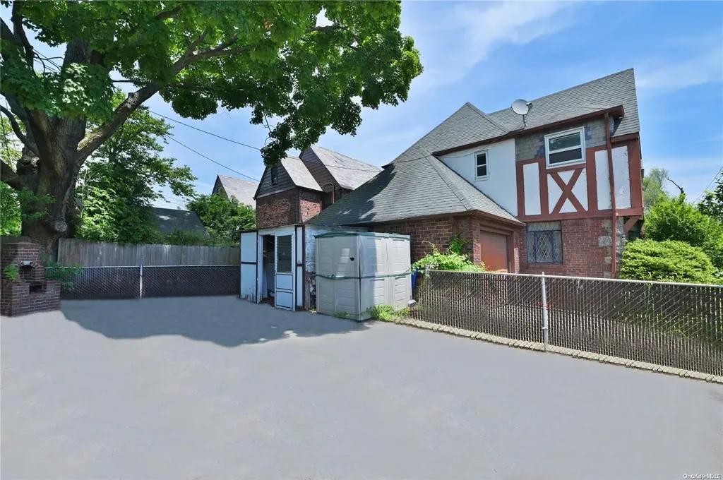 174 E Old Country Road Mineola NY 11501