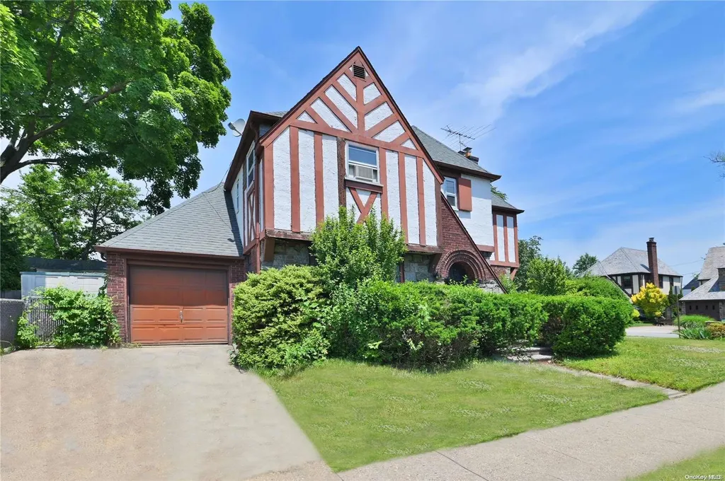 174 E Old Country Road Mineola NY 11501