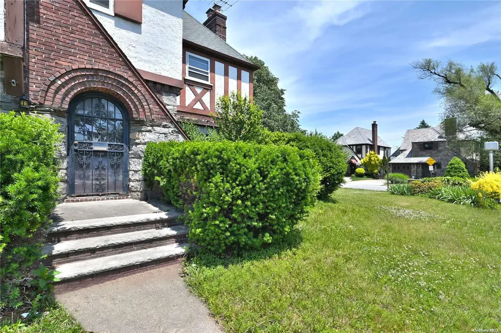 174 E Old Country Road Mineola NY 11501
