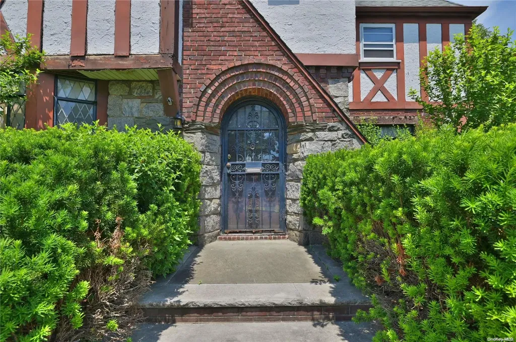 174 E Old Country Road Mineola NY 11501