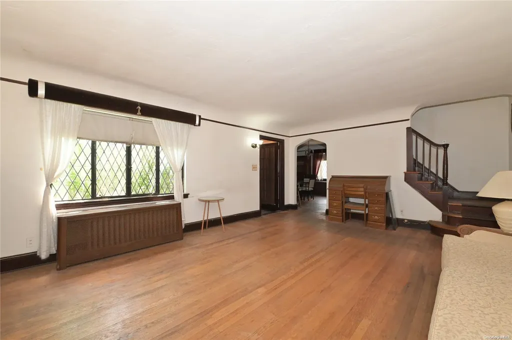 174 E Old Country Road Mineola NY 11501