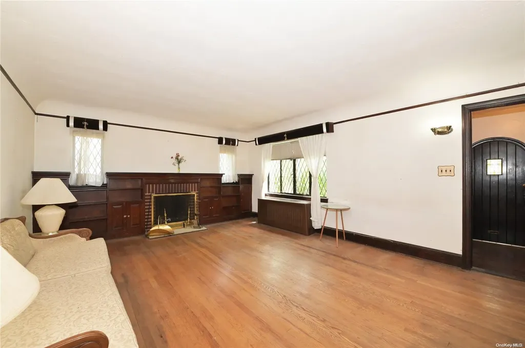 174 E Old Country Road Mineola NY 11501