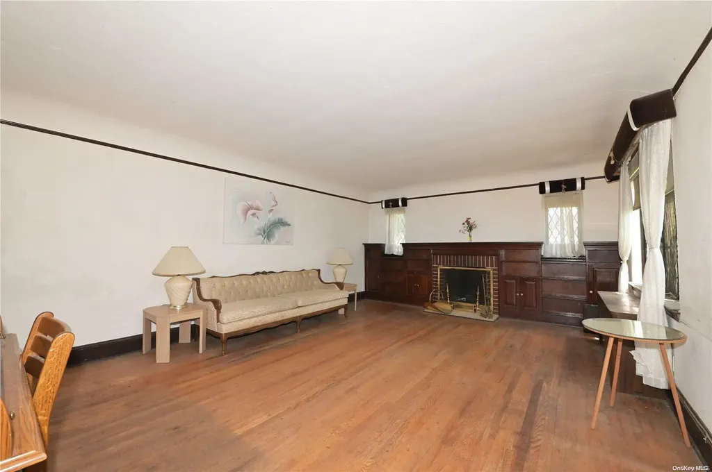 174 E Old Country Road Mineola NY 11501