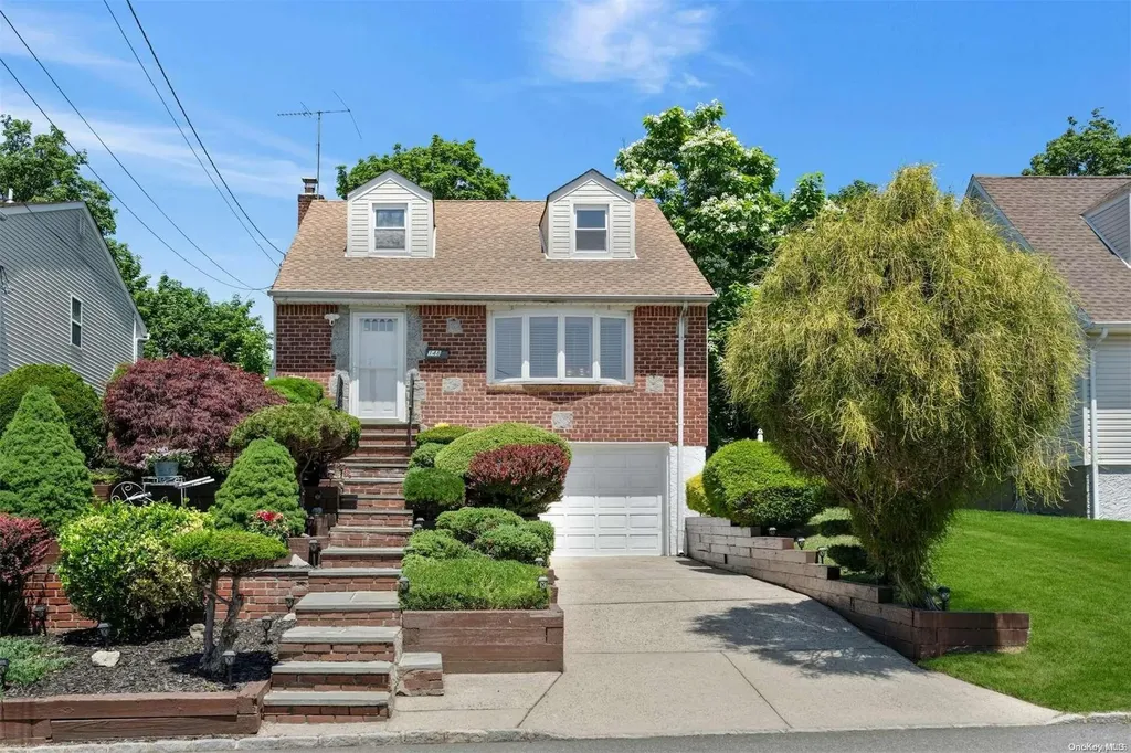 148 Sampson Avenue Albertson NY 11507