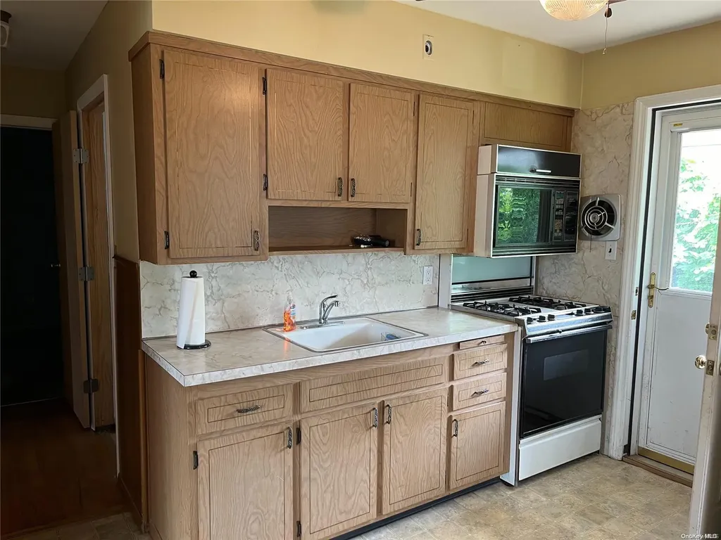 189 Oakley Avenue Elmont NY 11003