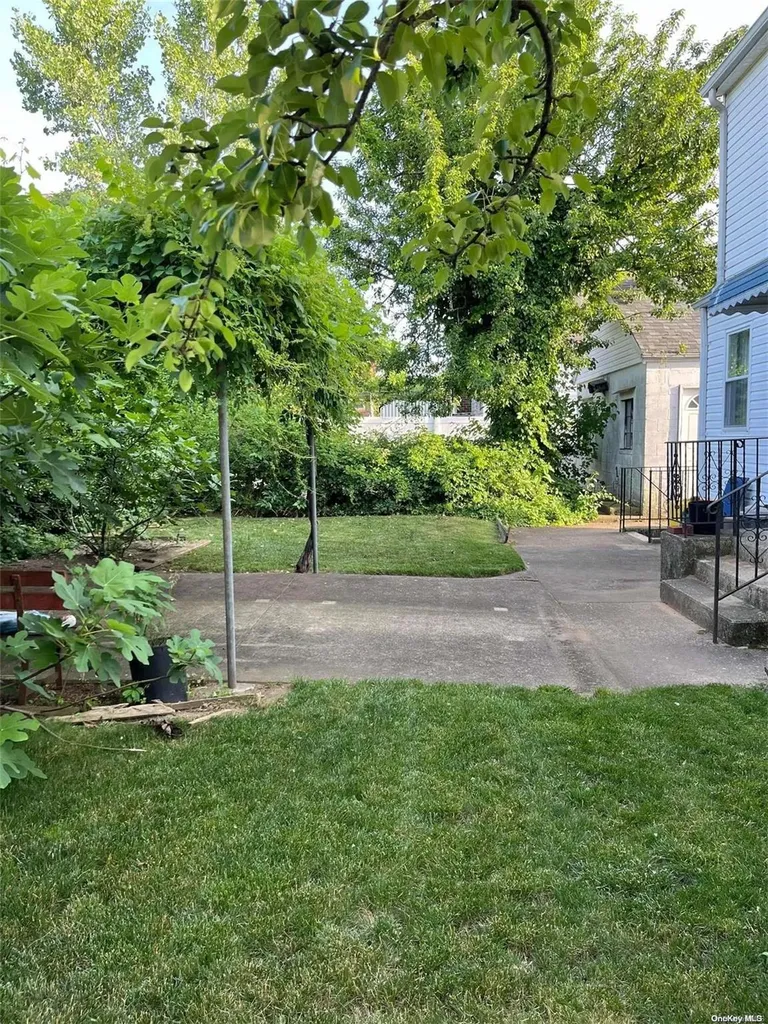 189 Oakley Avenue Elmont NY 11003