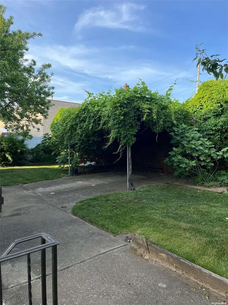 189 Oakley Avenue Elmont NY 11003
