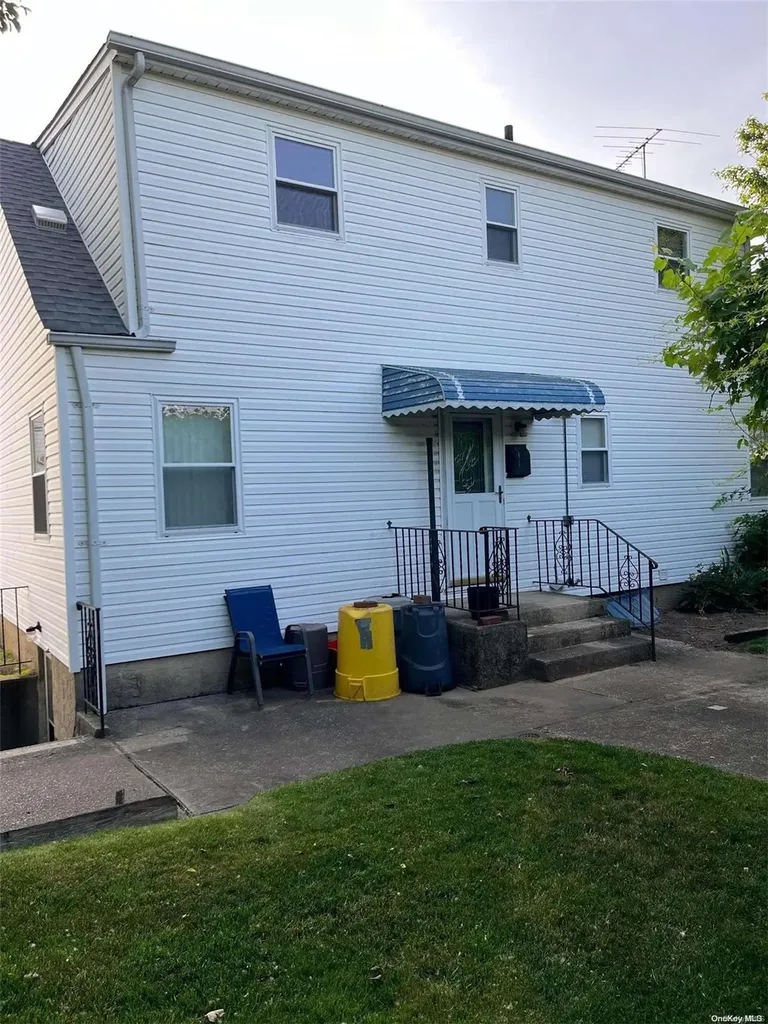189 Oakley Avenue Elmont NY 11003