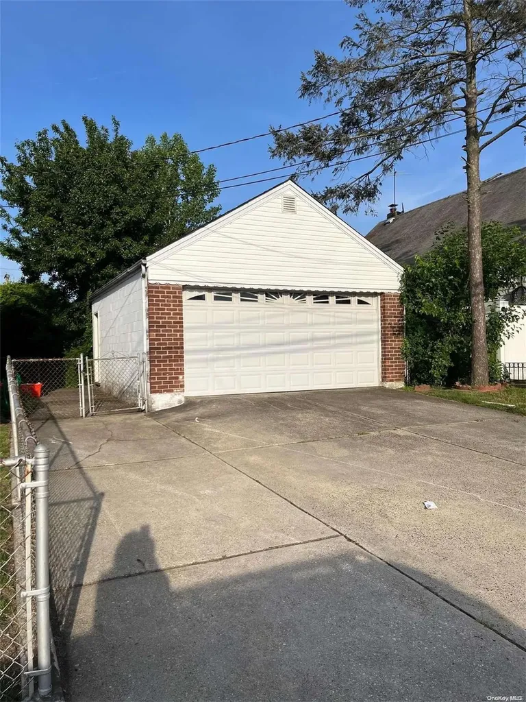 189 Oakley Avenue Elmont NY 11003